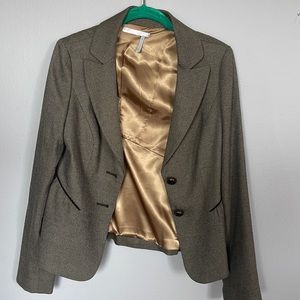 A business suit and brown color and gently used without any pockets .